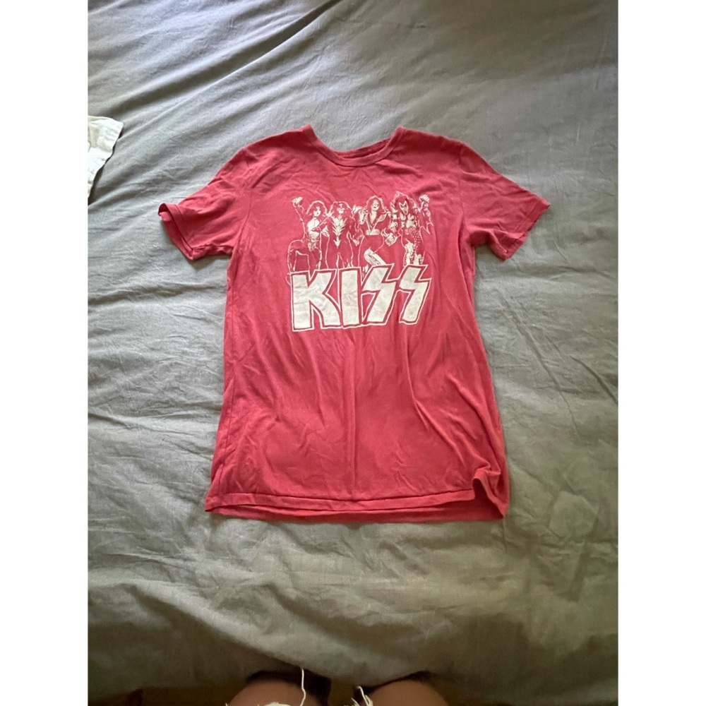 Comfy red kiss t shirt